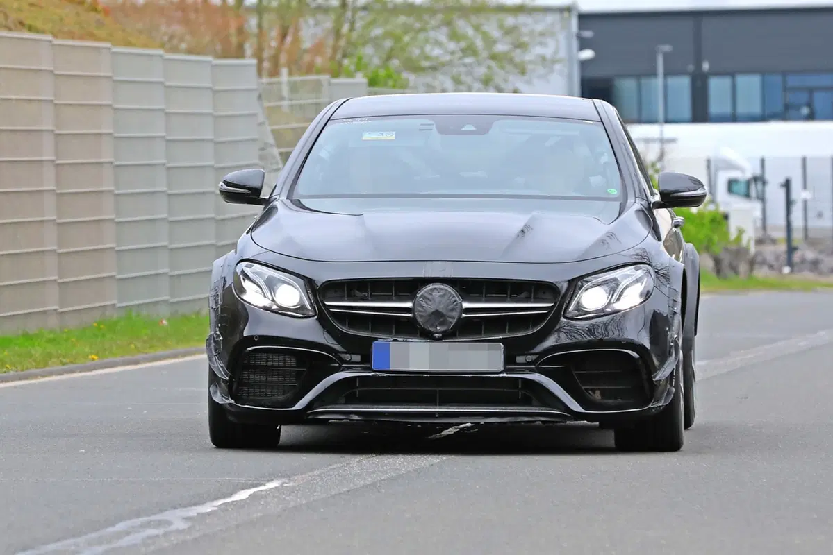 Mercedes AMG, pizzicato un bizzarro prototipo al Nurburgring  (4)
