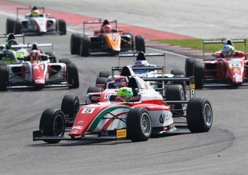 Doppia vittoria per Mick Schumacher al debutto nella F4 italiana