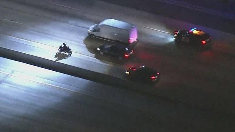 Polizia seminata da motociclista in California [video inseguimento]