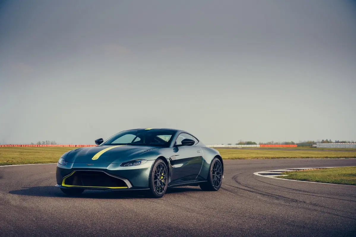 Aston Martin Vantage AMR: 200 esemplari con il manuale (5)