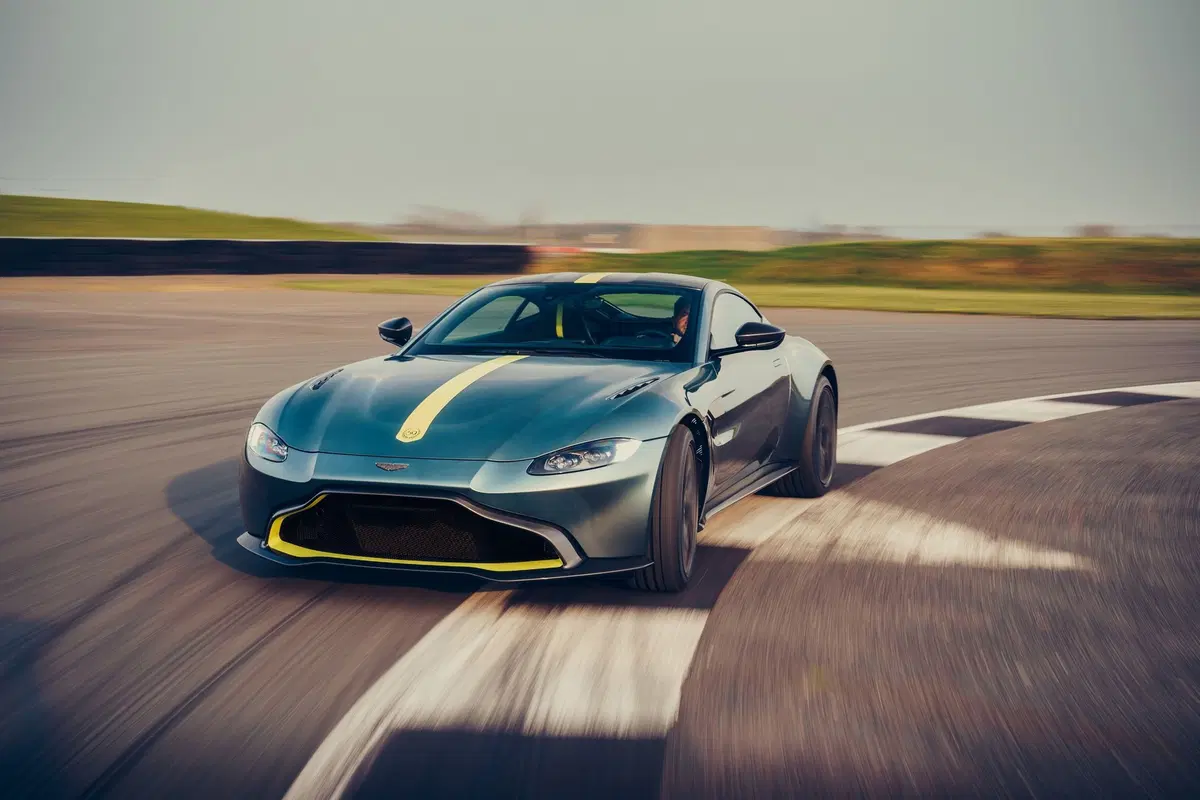Aston Martin Vantage AMR: 200 esemplari con il manuale (10)