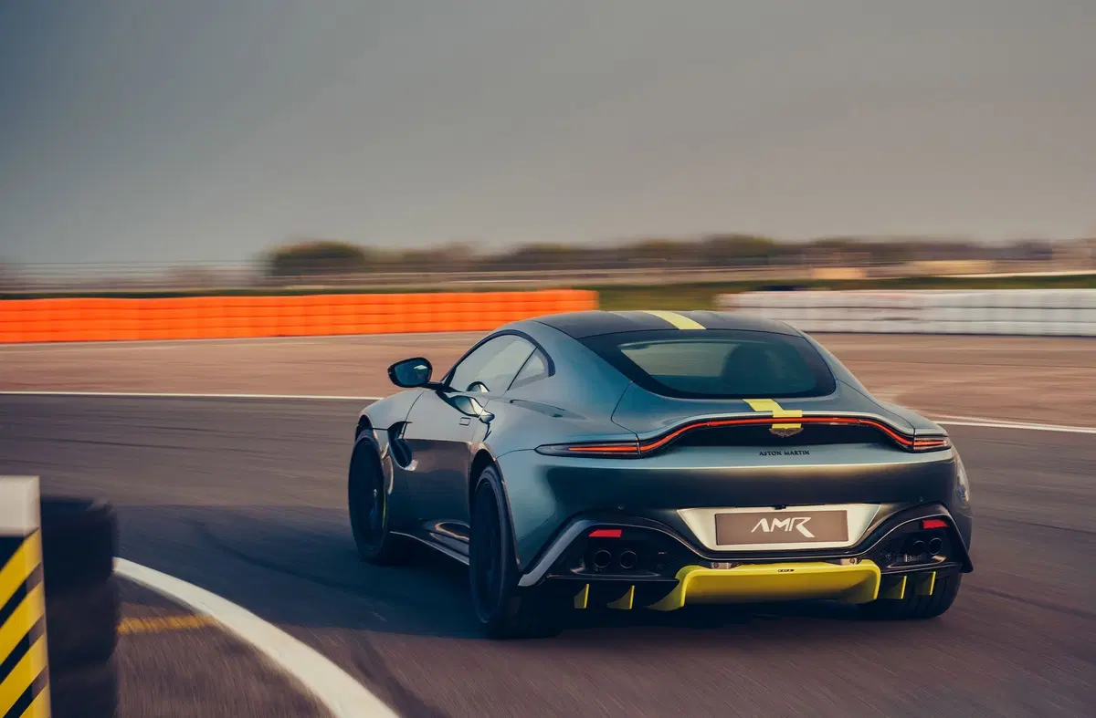 Aston Martin Vantage AMR: 200 esemplari con il manuale (11)