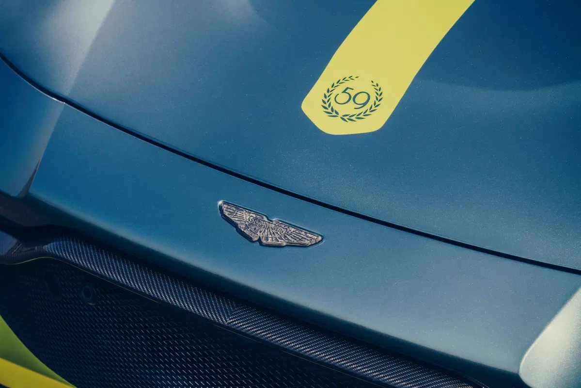 Aston Martin Vantage AMR: 200 esemplari con il manuale (6)