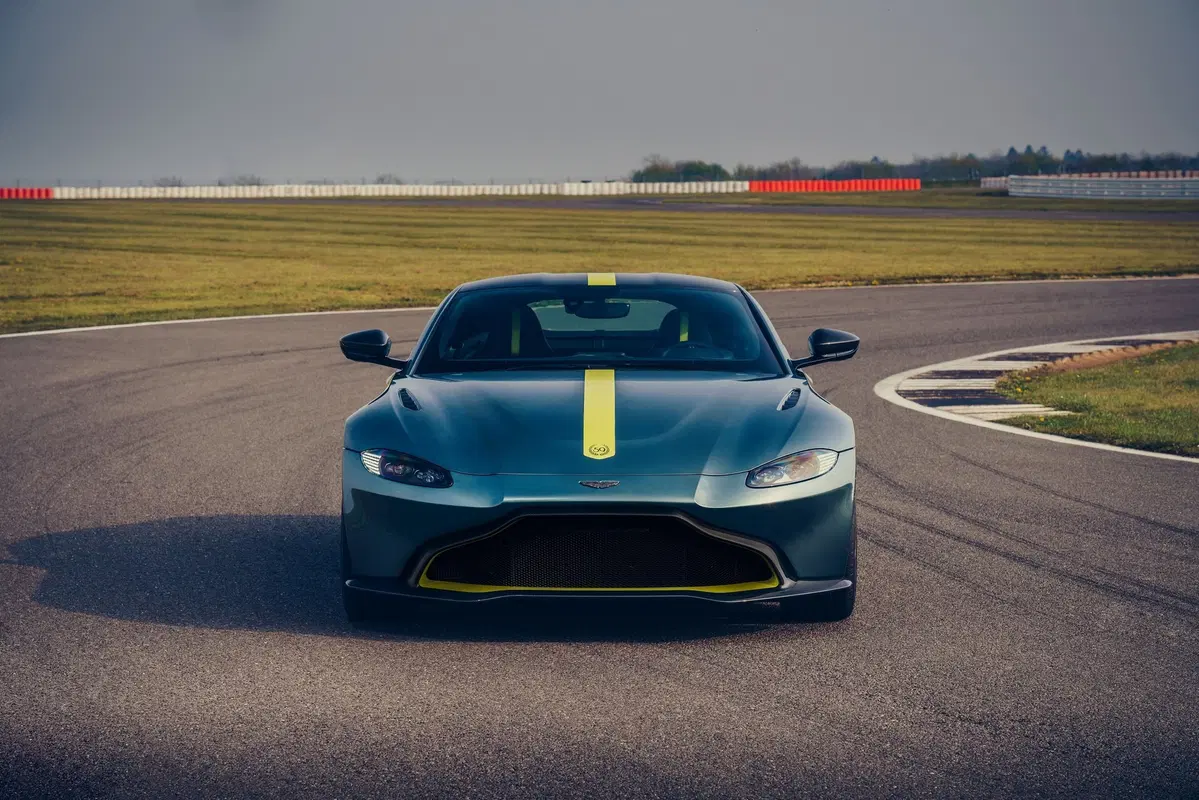 Aston Martin Vantage AMR: 200 esemplari con il manuale (13)