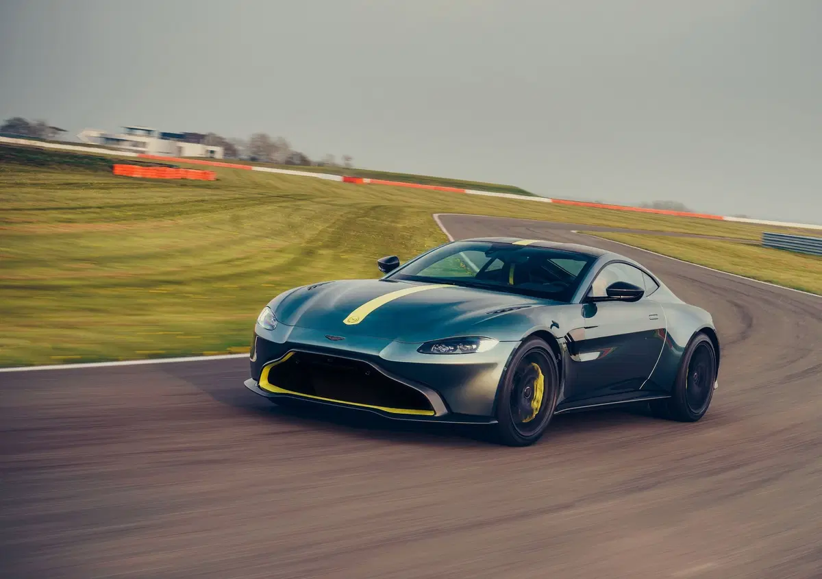 Aston Martin Vantage AMR: 200 esemplari con il manuale (14)