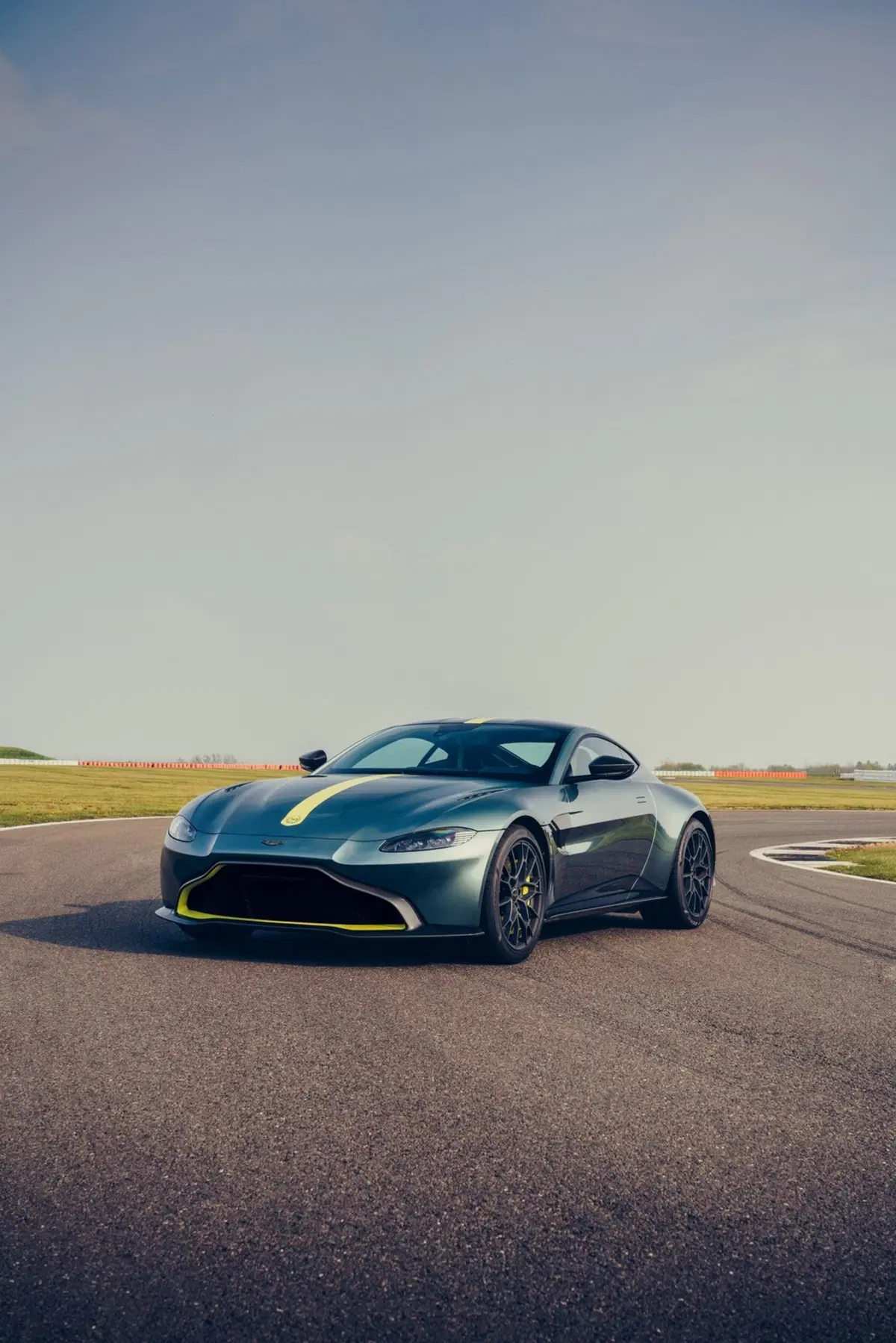 Aston Martin Vantage AMR: 200 esemplari con il manuale (12)