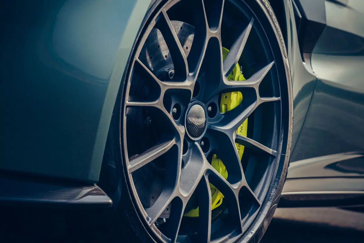 Aston Martin Vantage AMR: 200 esemplari con il manuale (9)