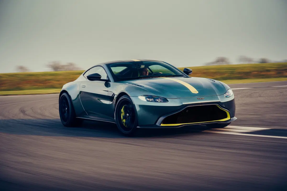 Aston Martin Vantage AMR: 200 esemplari con il manuale (7)