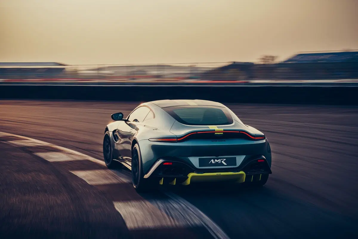 Aston Martin Vantage AMR: 200 esemplari con il manuale (2)