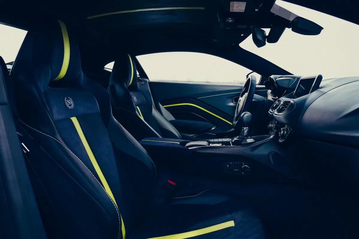Aston Martin Vantage AMR: 200 esemplari con il manuale (3)