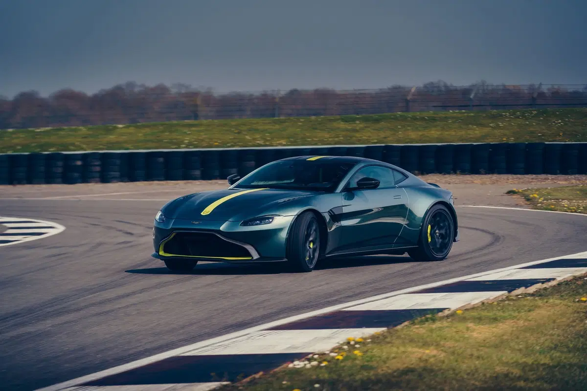 Aston Martin Vantage AMR: 200 esemplari con il manuale (4)