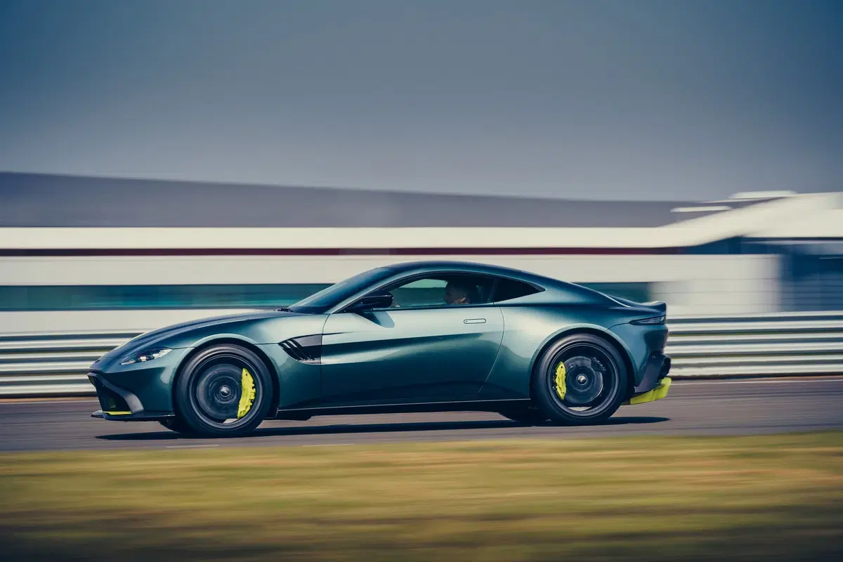 Aston Martin Vantage AMR: 200 esemplari con il manuale
