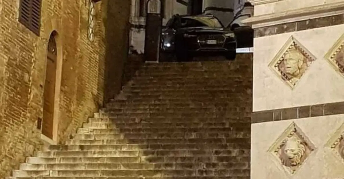 Siena: ascolta il navigatore e incastra l’auto sulla scalinata del Duomo 