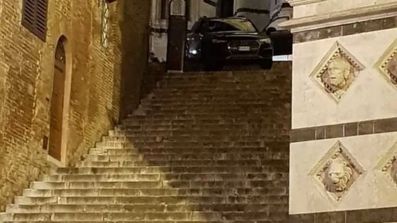 Siena: ascolta il navigatore e incastra l’auto sulla scalinata del Duomo 
