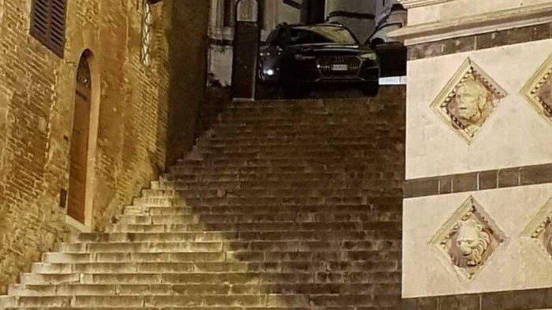Siena: ascolta il navigatore e incastra l&rsquo;auto sulla scalinata del Duomo 
