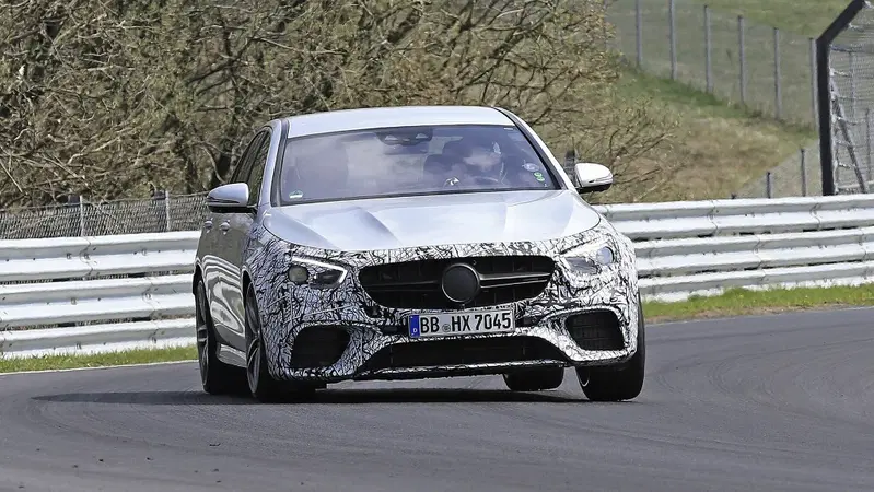 Mercedes-AMG E63: restyling anche per la top di gamma [Foto spia]