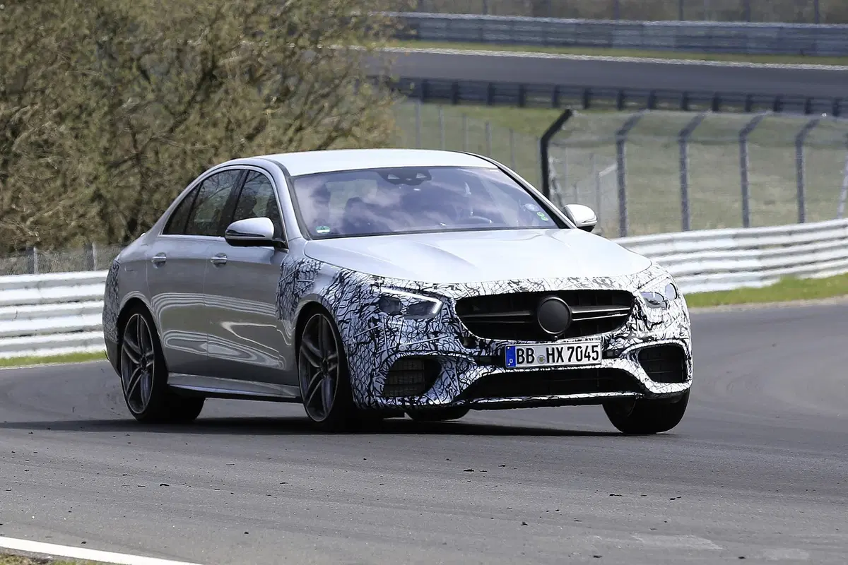 Mercedes-AMG E63: restyling anche per la top di gamma [Foto spia] (6)