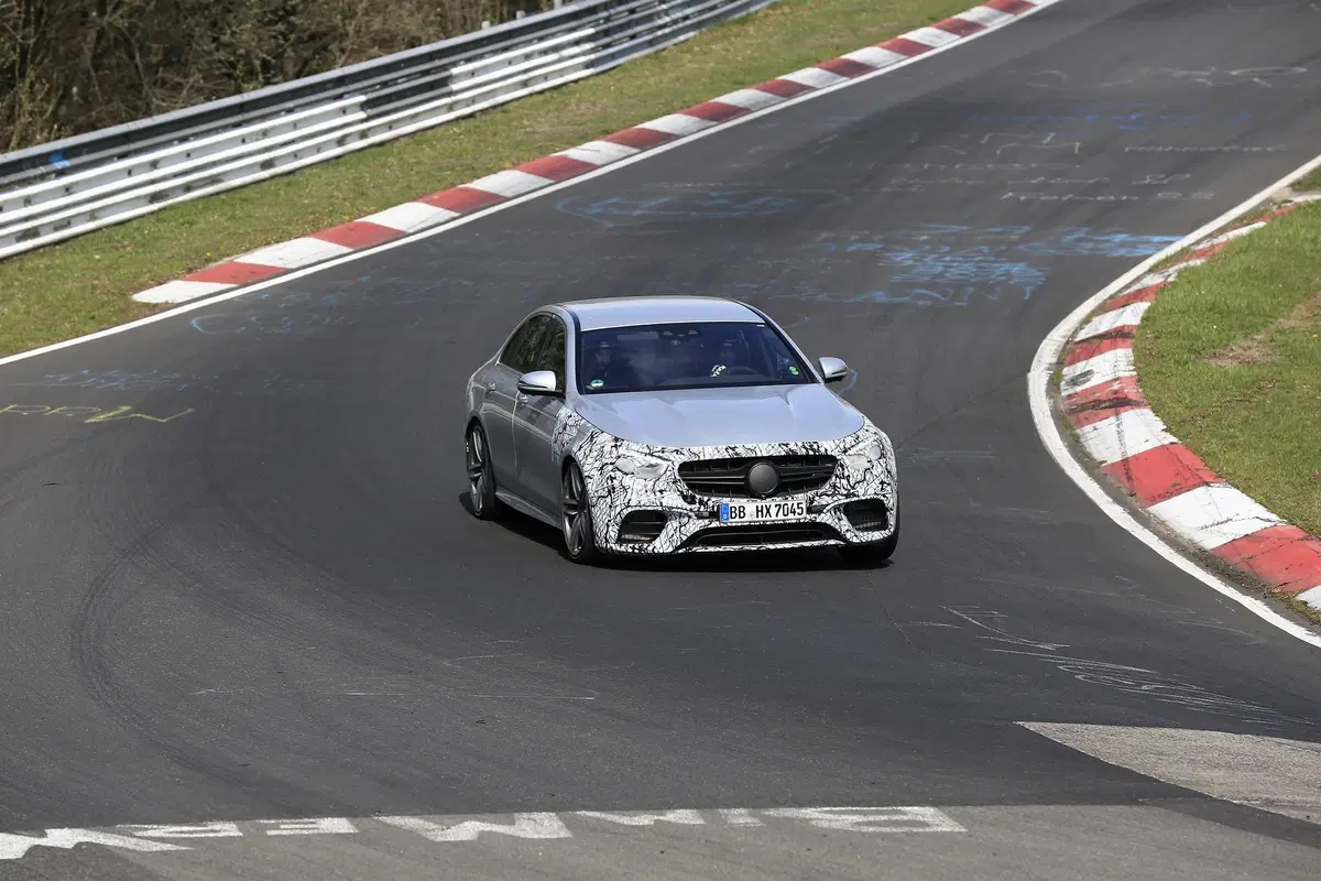 Mercedes-AMG E63: restyling anche per la top di gamma [Foto spia] (9)