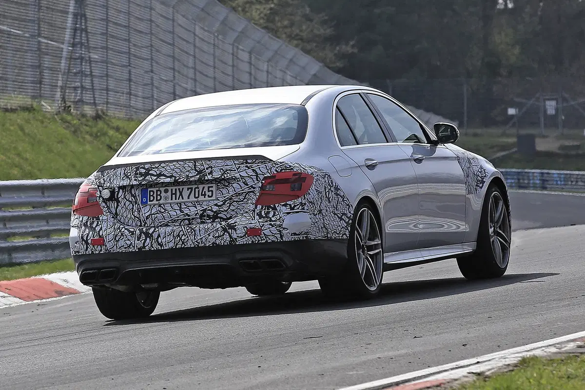 Mercedes-AMG E63: restyling anche per la top di gamma [Foto spia] (12)