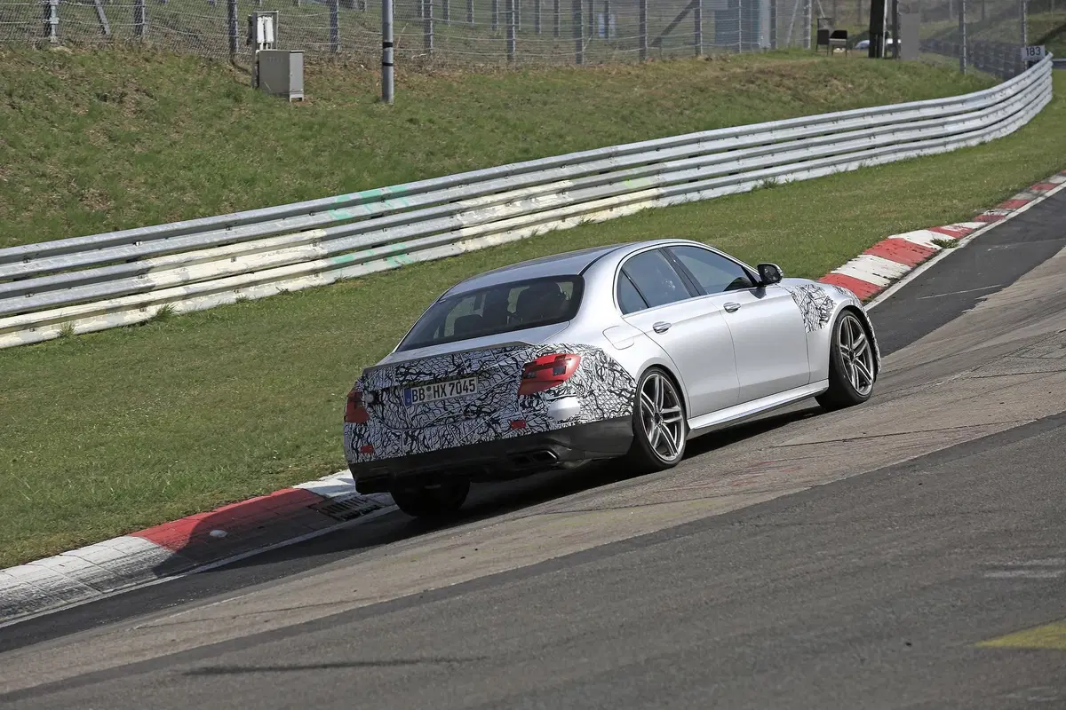 Mercedes-AMG E63: restyling anche per la top di gamma [Foto spia] (3)