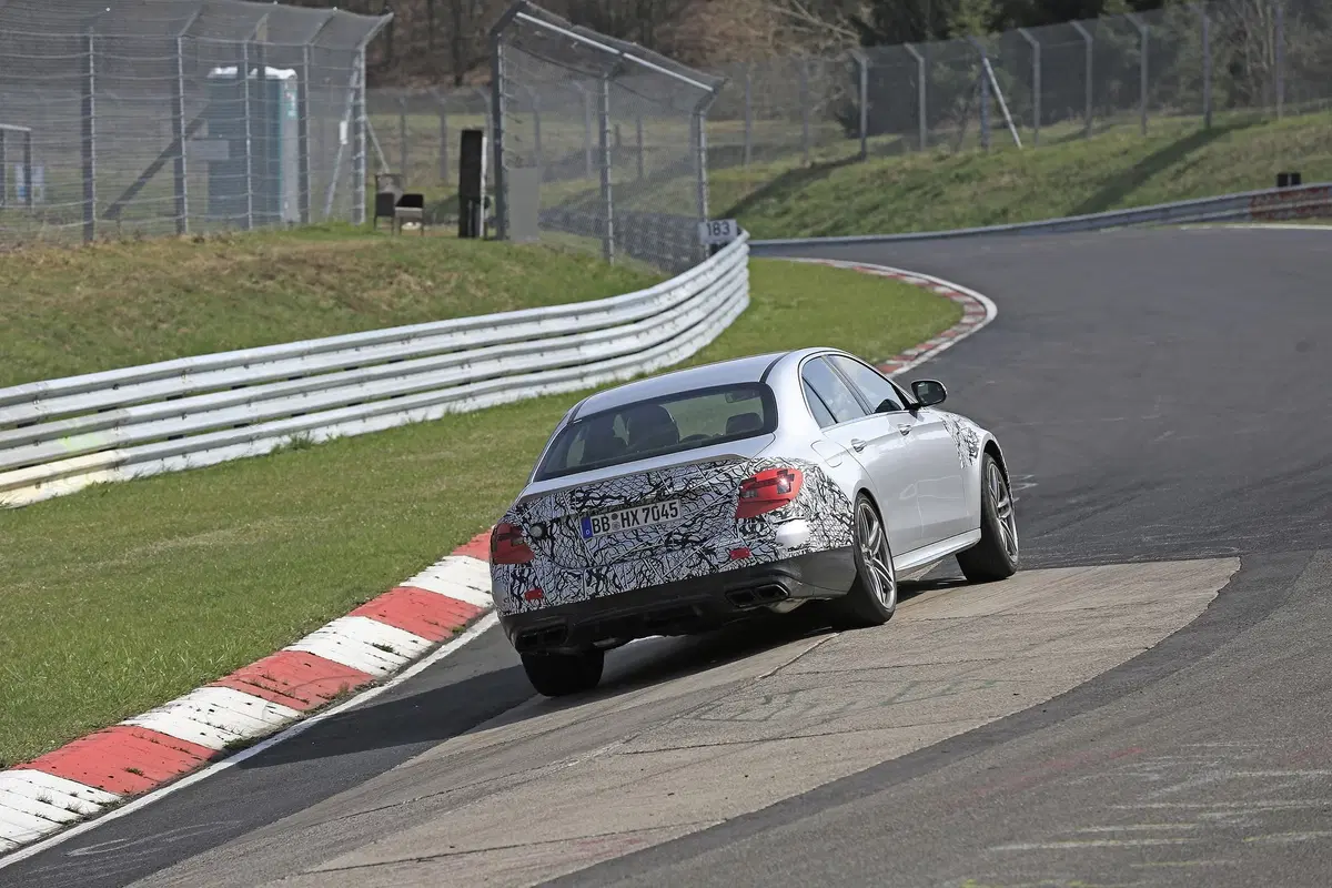 Mercedes-AMG E63: restyling anche per la top di gamma [Foto spia] (13)