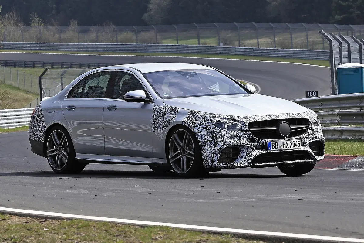 Mercedes-AMG E63: restyling anche per la top di gamma [Foto spia] (14)