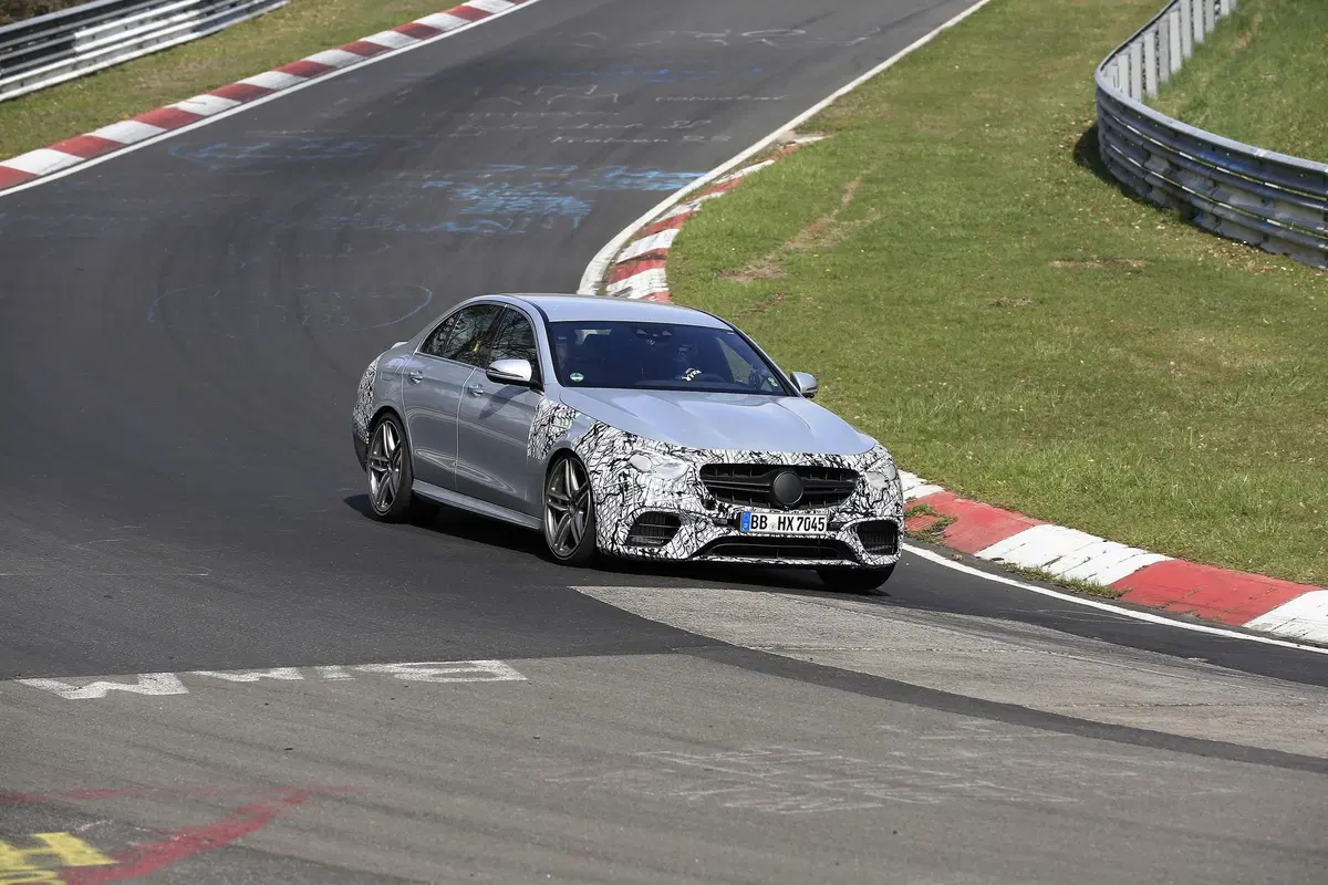 Mercedes-AMG E63: restyling anche per la top di gamma [Foto spia] (11)