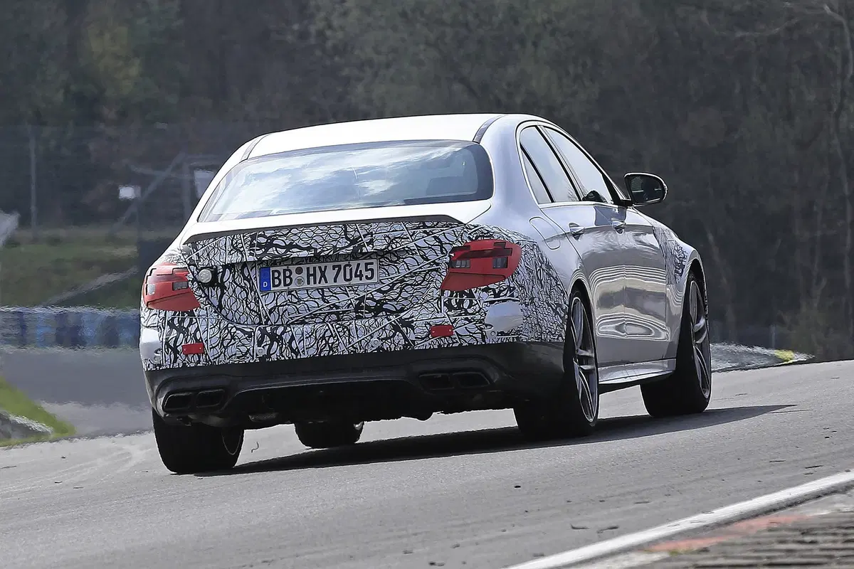 Mercedes-AMG E63: restyling anche per la top di gamma [Foto spia] (4)
