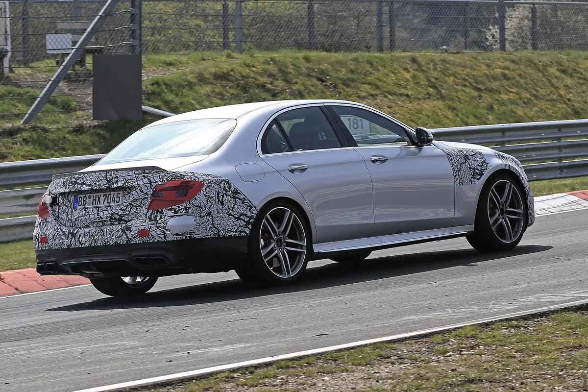 Mercedes-AMG E63: restyling anche per la top di gamma [Foto spia] (16)