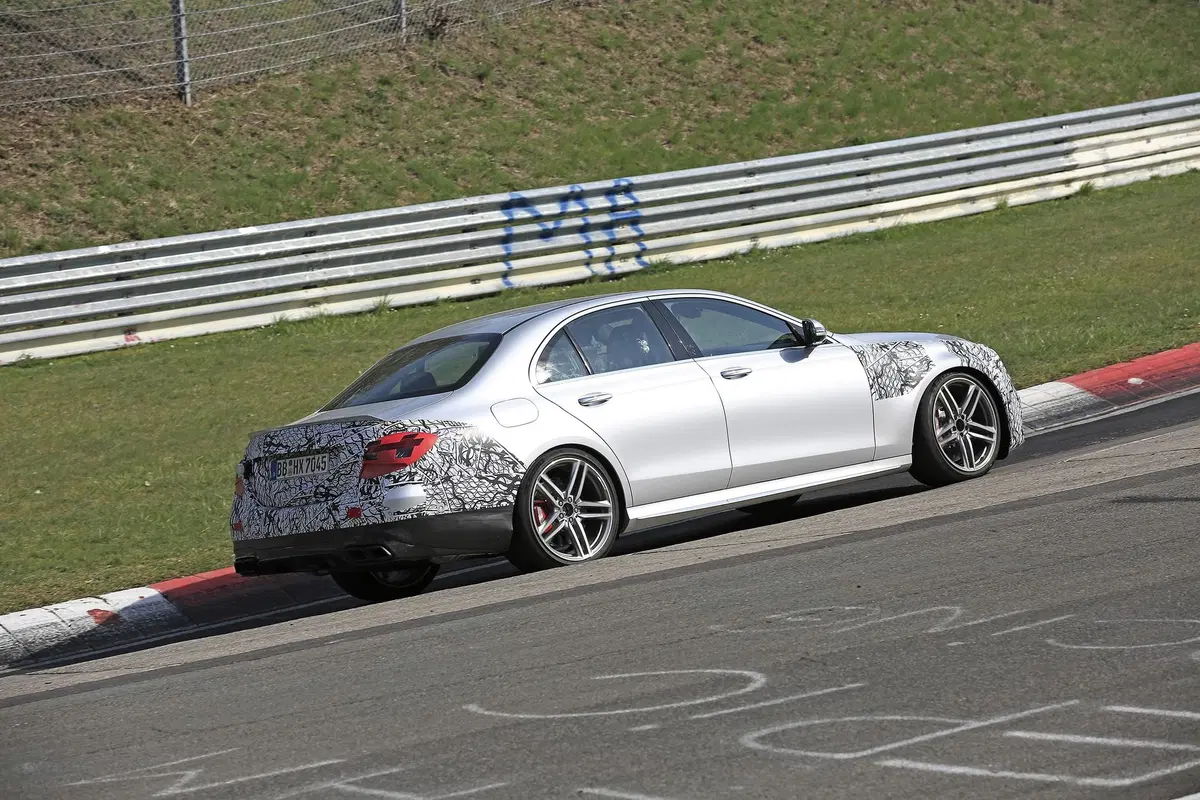 Mercedes-AMG E63: restyling anche per la top di gamma [Foto spia] (17)