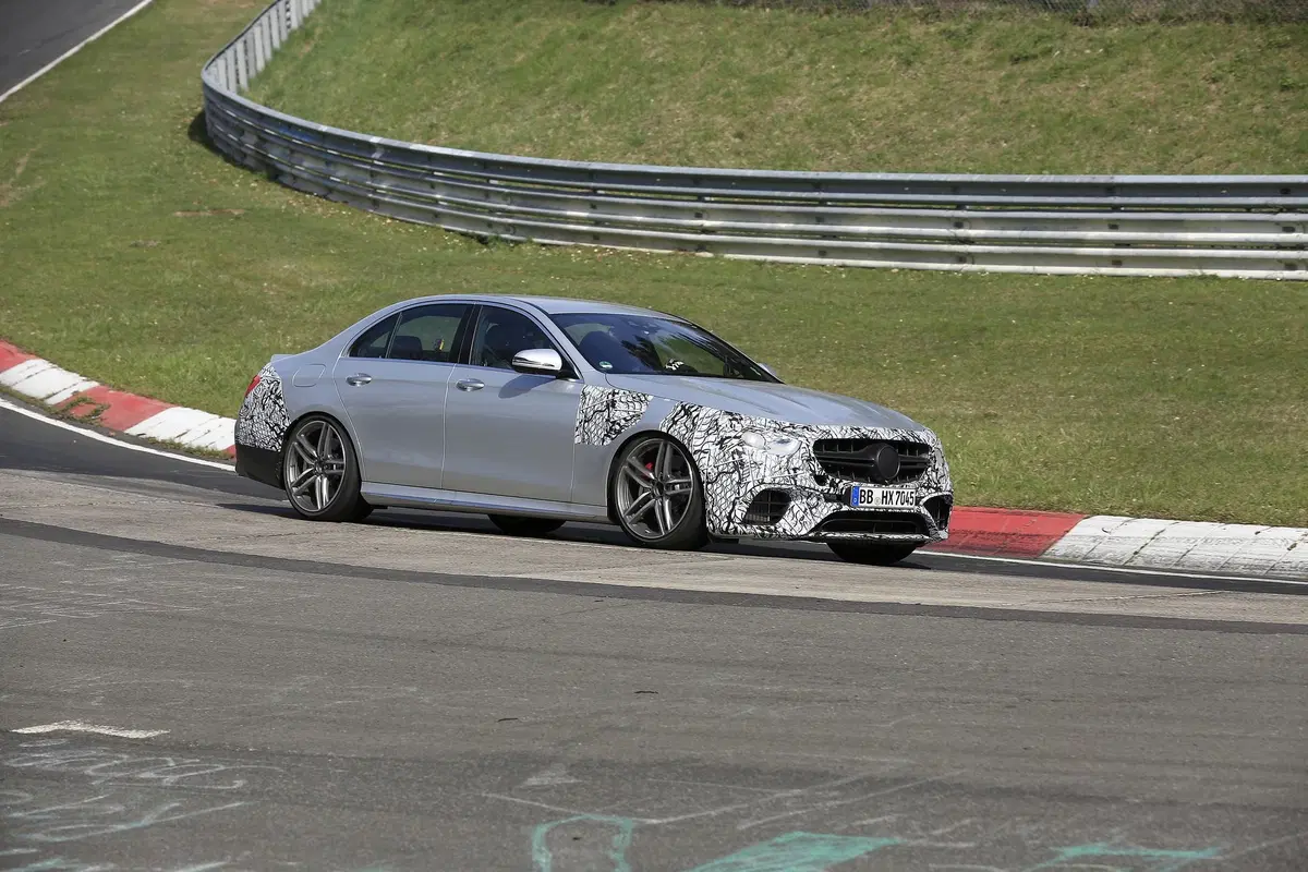 Mercedes-AMG E63: restyling anche per la top di gamma [Foto spia] (2)