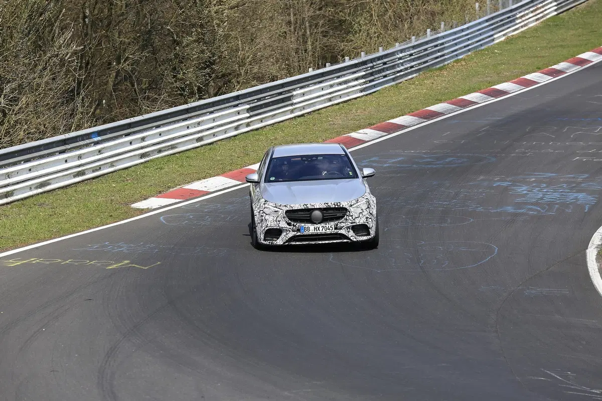 Mercedes-AMG E63: restyling anche per la top di gamma [Foto spia] (8)
