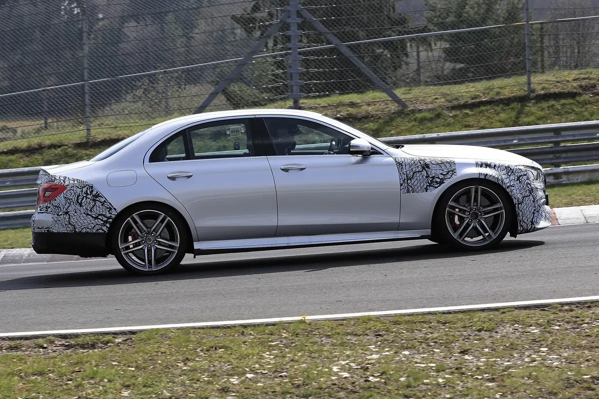 Mercedes-AMG E63: restyling anche per la top di gamma [Foto spia] (5)