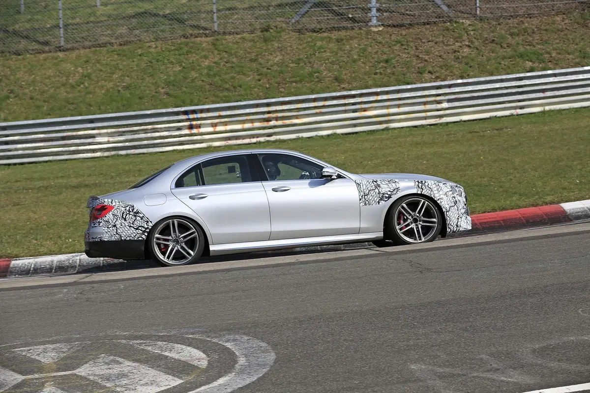 Mercedes-AMG E63: restyling anche per la top di gamma [Foto spia] (10)