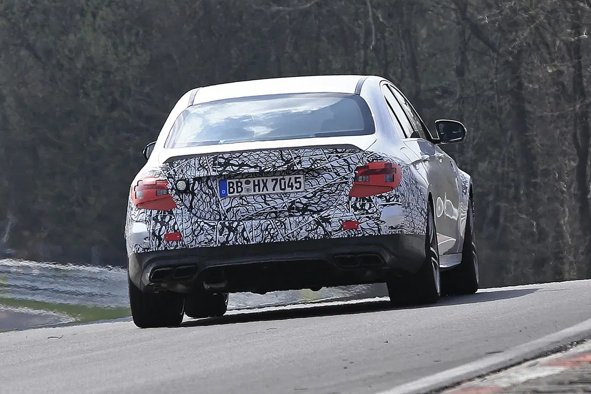 Mercedes-AMG E63: restyling anche per la top di gamma [Foto spia] (18)
