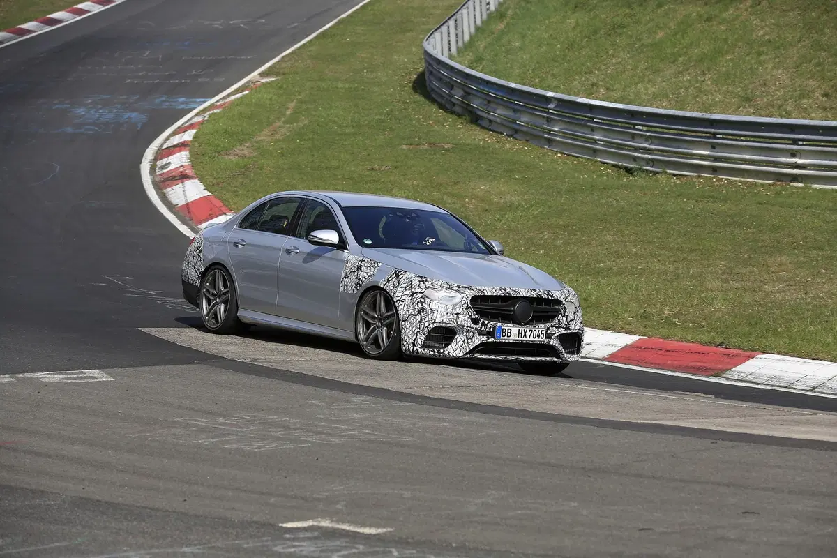 Mercedes-AMG E63: restyling anche per la top di gamma [Foto spia] (15)
