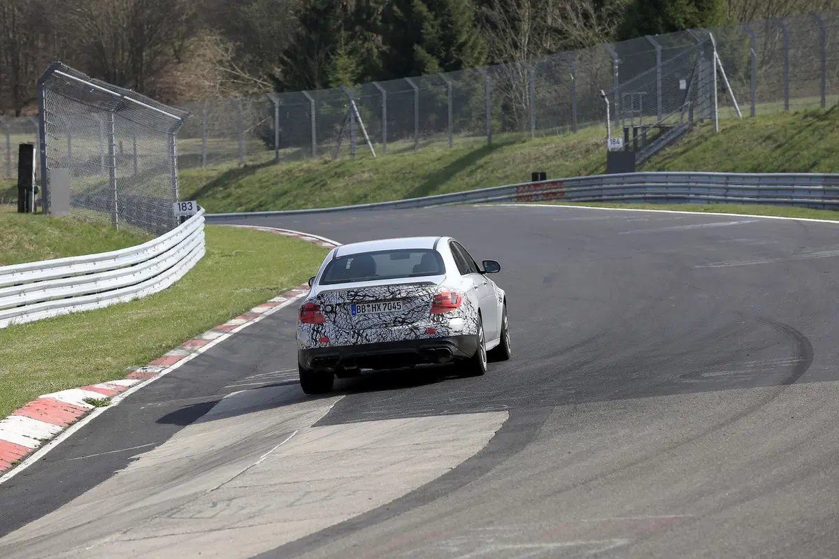 Mercedes-AMG E63: restyling anche per la top di gamma [Foto spia] (7)