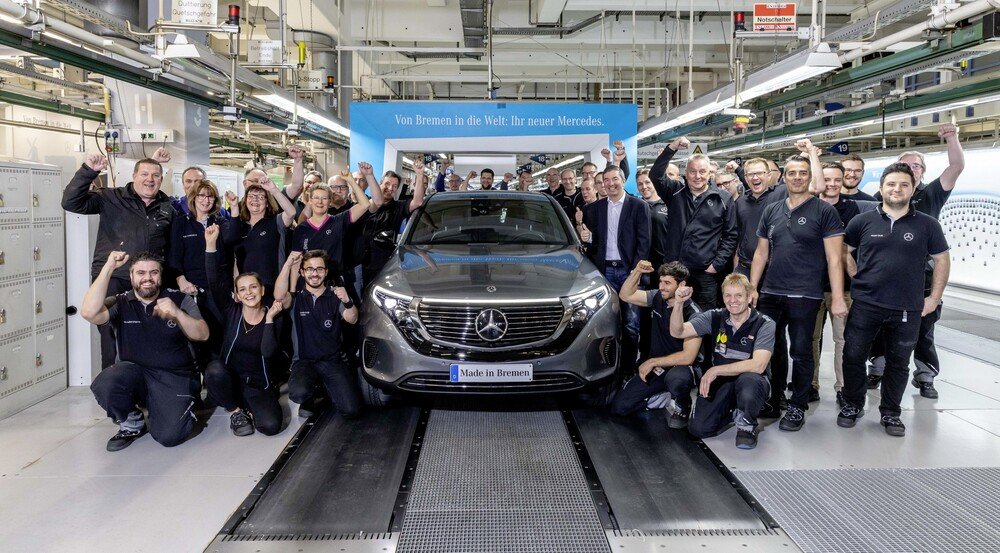 La prima EQC uscita dalla produzione con tutto il team Mercedes