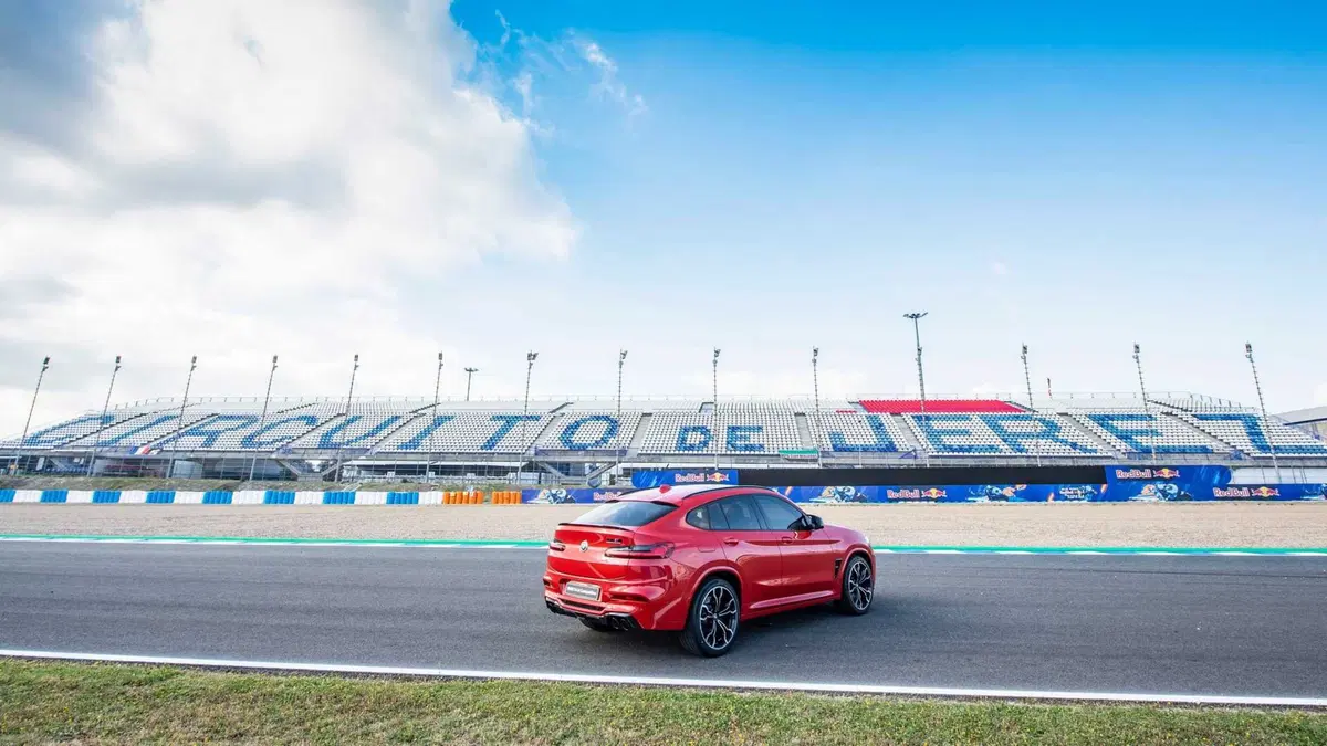 BMW X4 M Competition: in premio al pilota MotoGP 2019 con più pole (6)