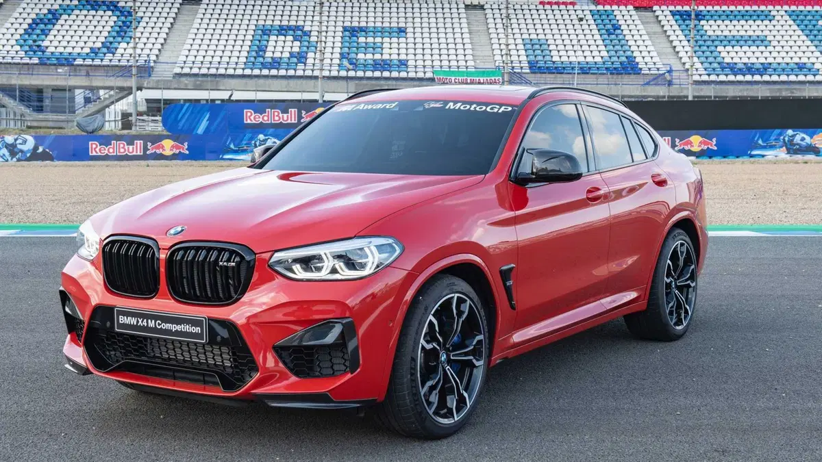 BMW X4 M Competition: in premio al pilota MotoGP 2019 con più pole (2)