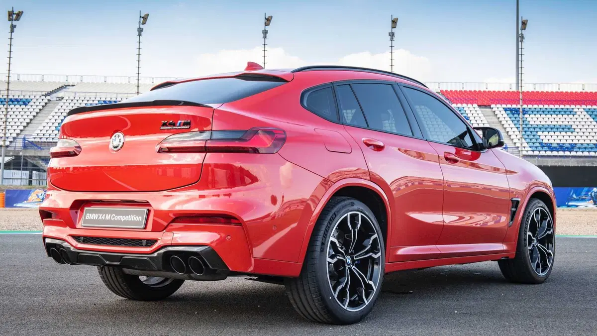 BMW X4 M Competition: in premio al pilota MotoGP 2019 con più pole (3)