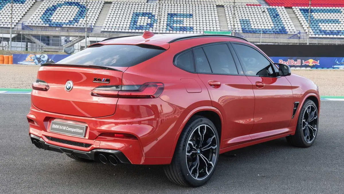 BMW X4 M Competition: in premio al pilota MotoGP 2019 con più pole (10)