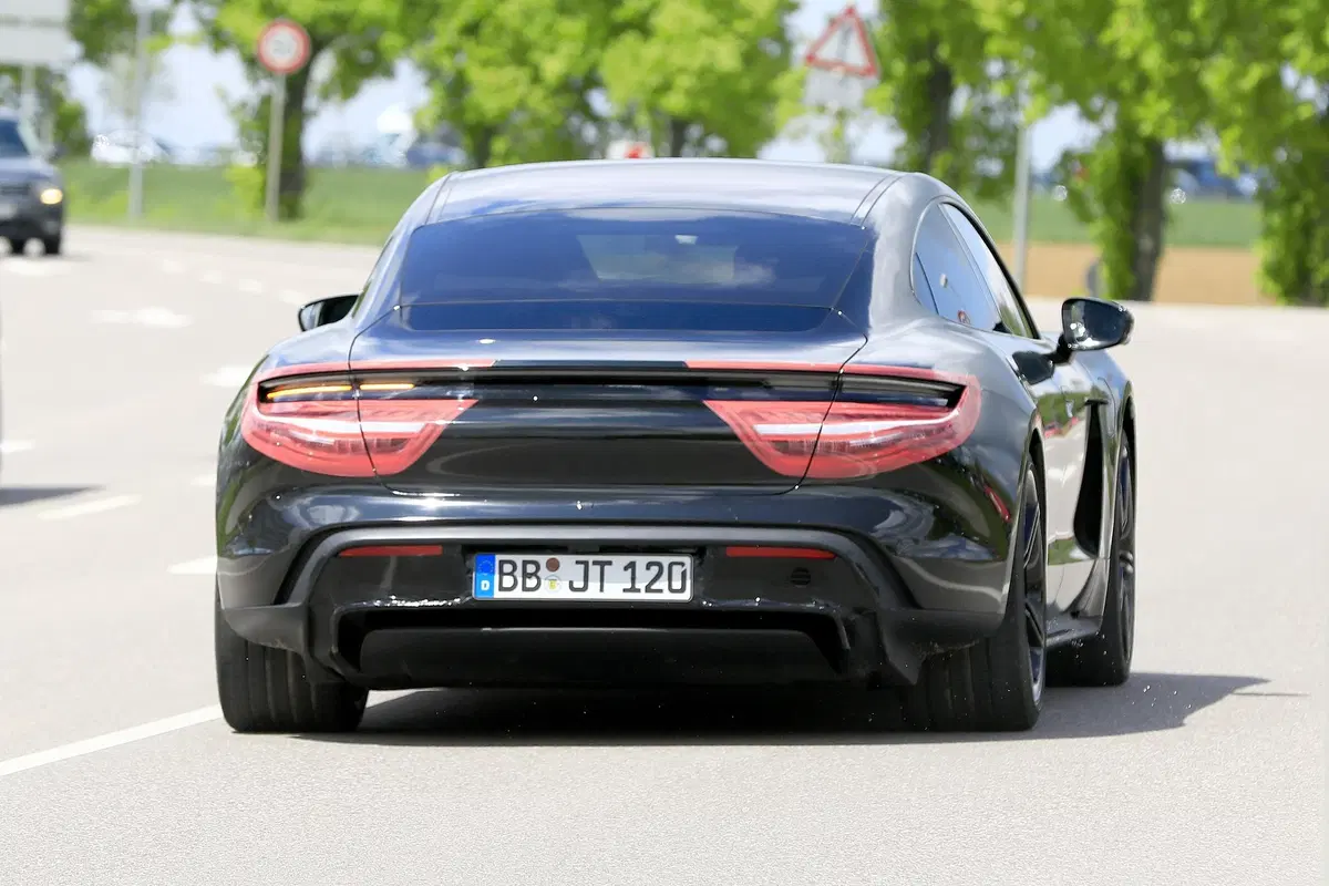 Porsche Taycan: ecco l’elettrica (quasi) senza veli [Foto spia] (5)