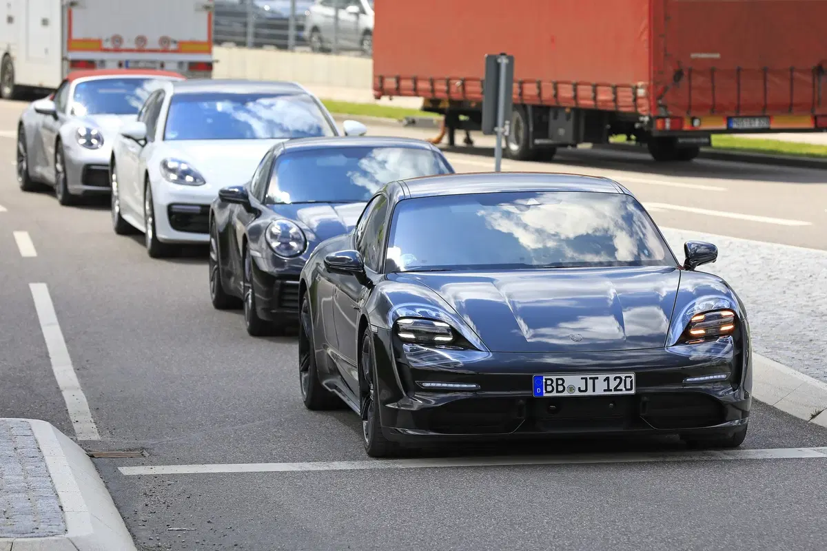 Porsche Taycan: ecco l’elettrica (quasi) senza veli [Foto spia] (6)