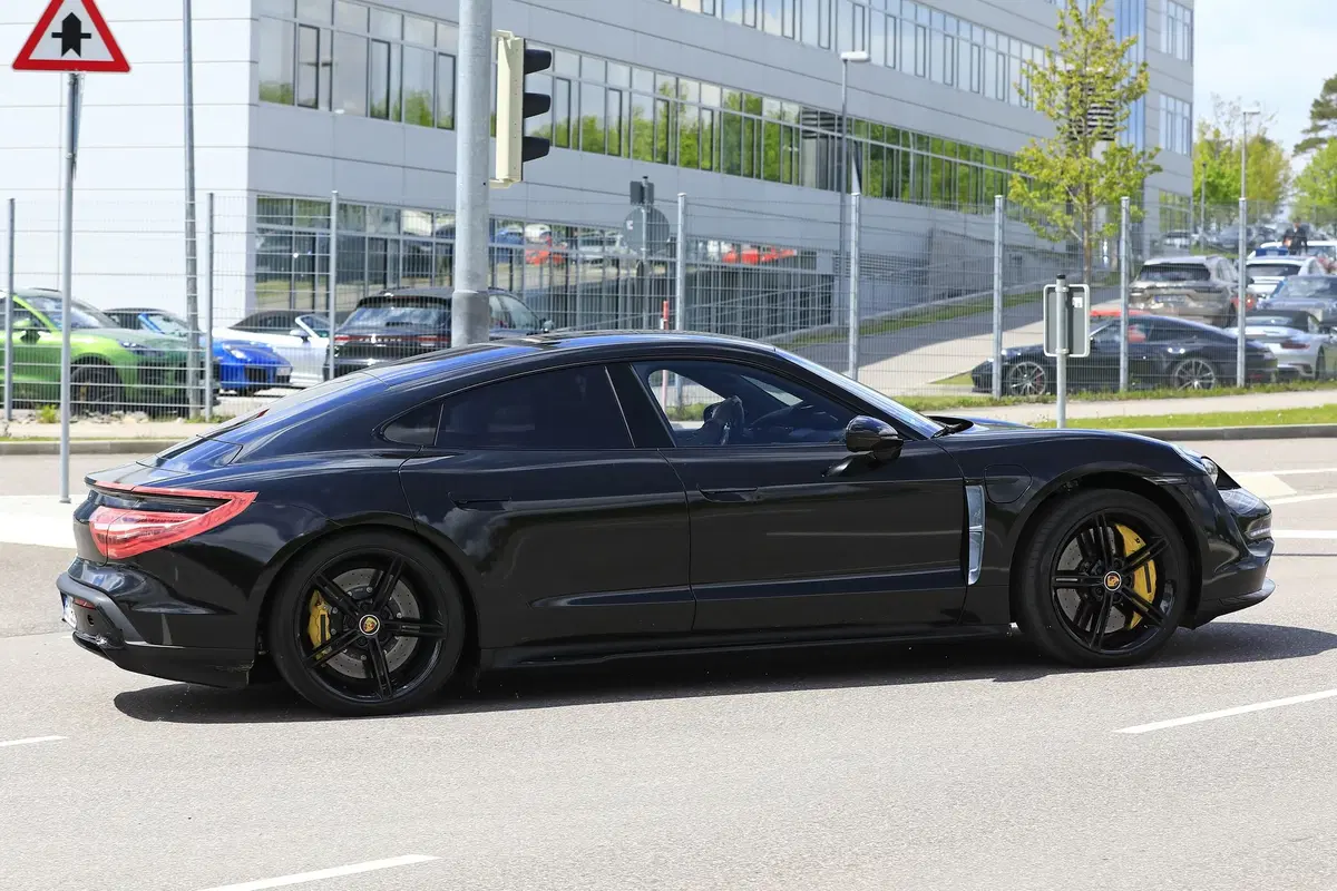 Porsche Taycan: ecco l’elettrica (quasi) senza veli [Foto spia] (4)