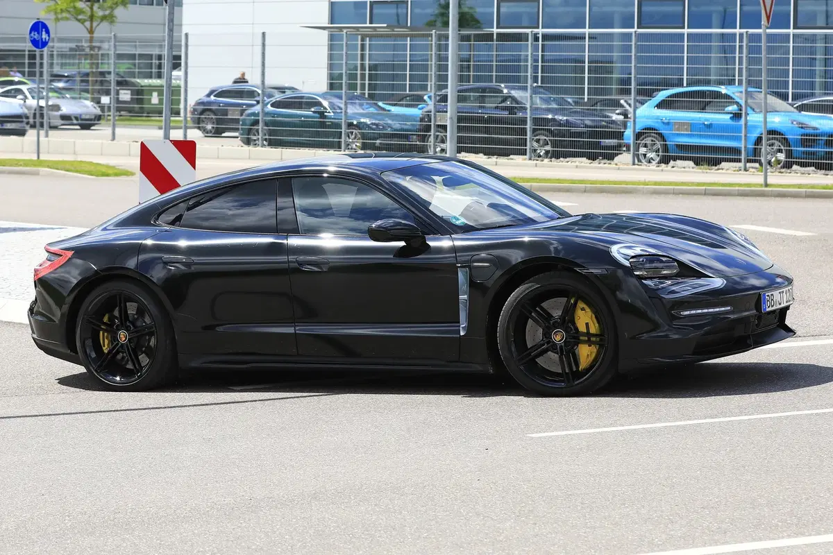 Porsche Taycan: ecco l’elettrica (quasi) senza veli [Foto spia] (9)