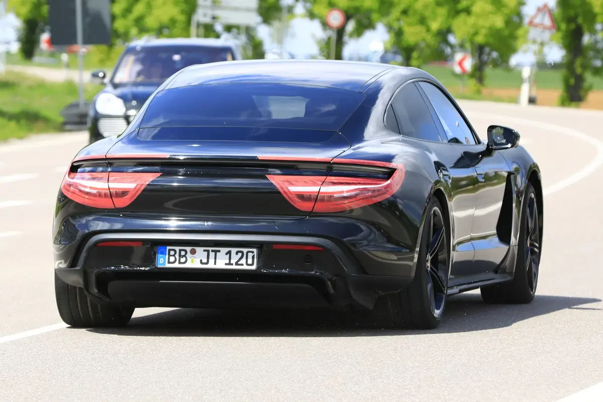 Porsche Taycan: ecco l’elettrica (quasi) senza veli [Foto spia] (3)