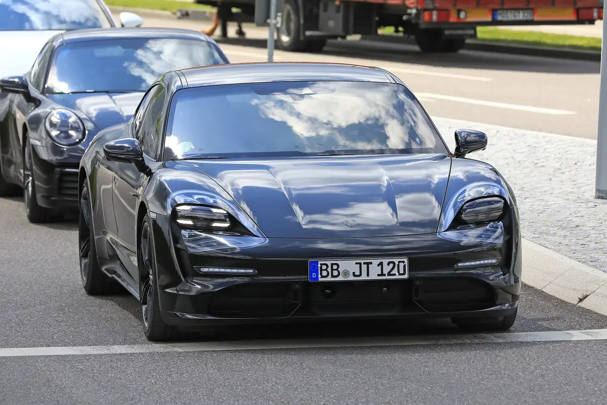 Porsche Taycan: ecco l’elettrica (quasi) senza veli [Foto spia] (2)