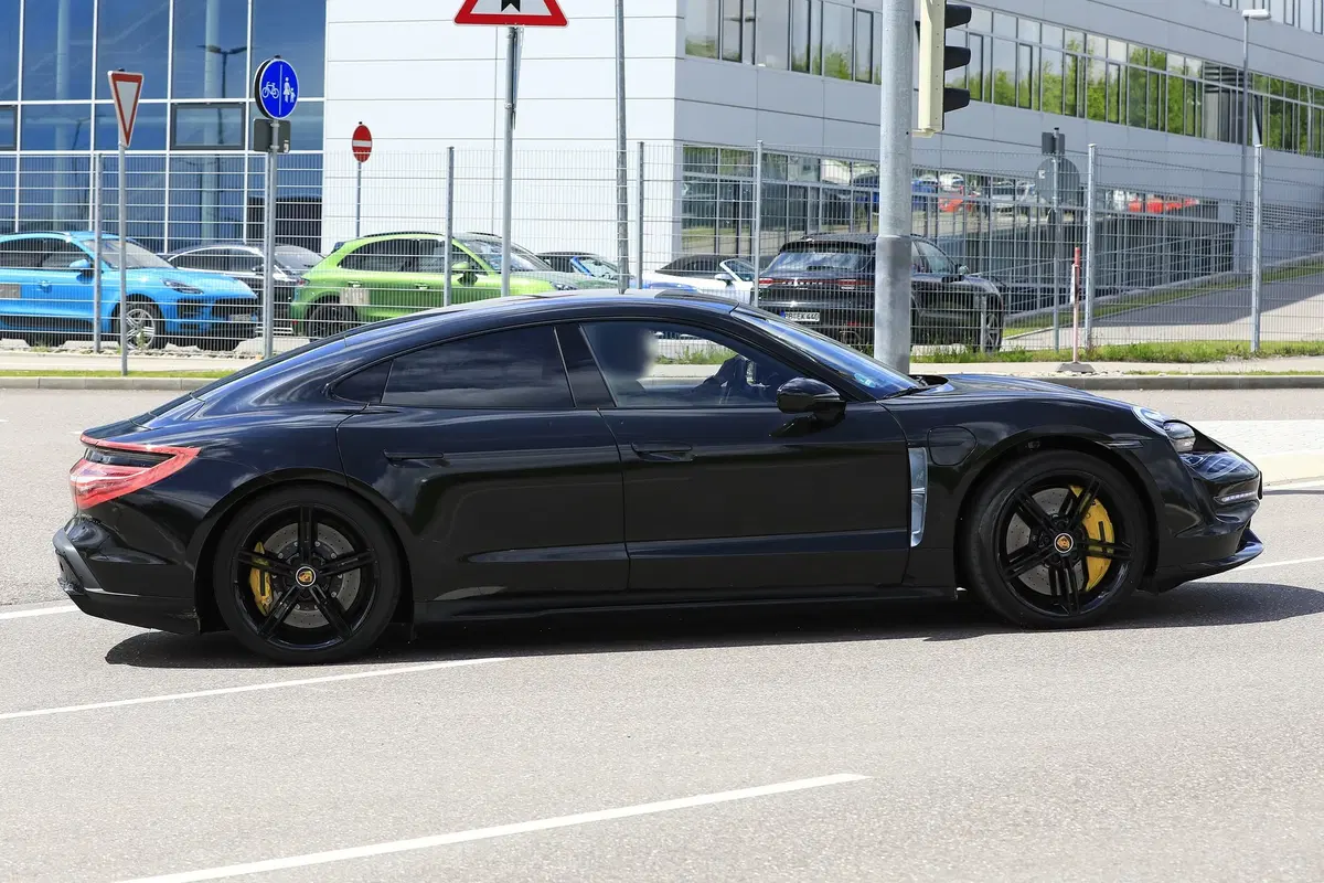 Porsche Taycan: ecco l’elettrica (quasi) senza veli [Foto spia] (10)