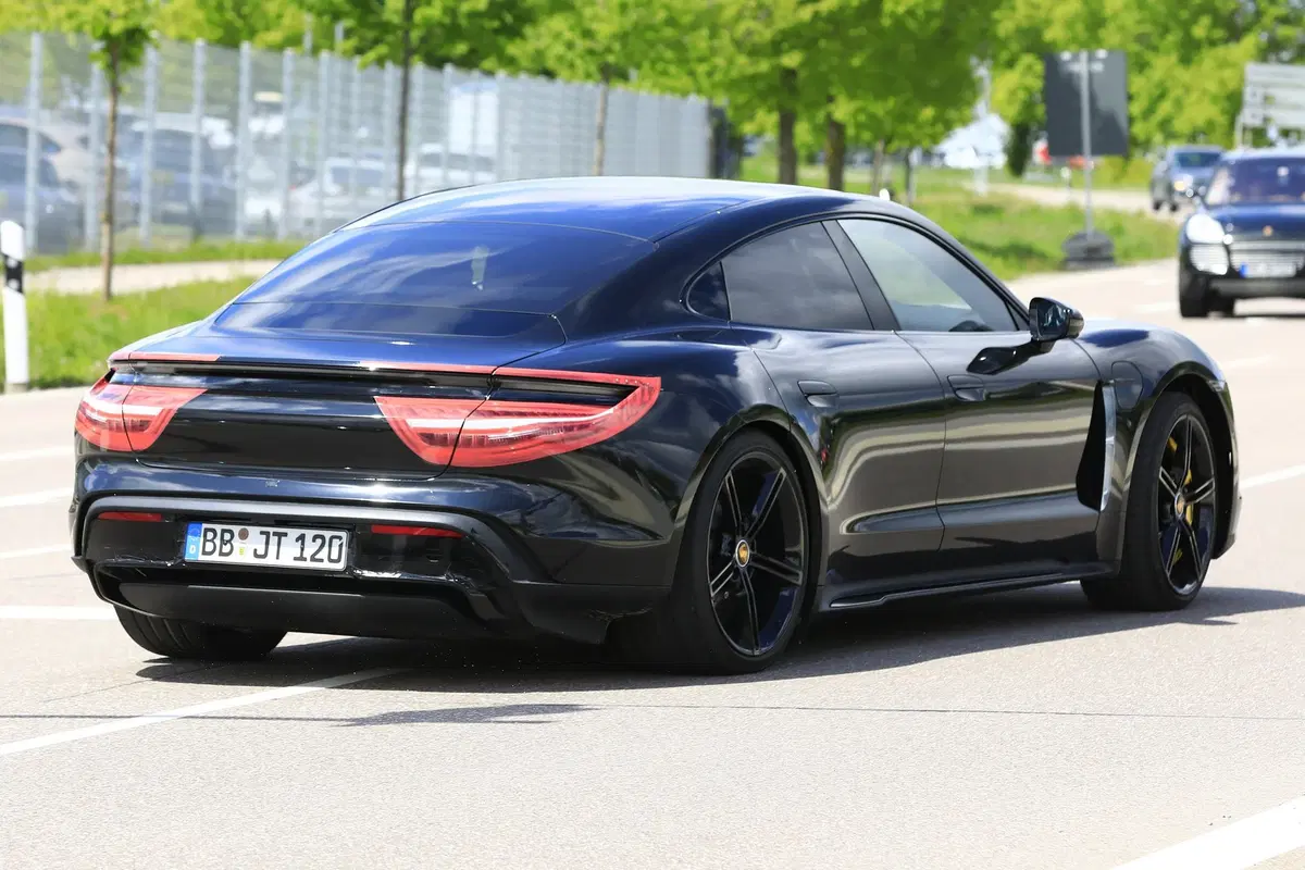 Porsche Taycan: ecco l’elettrica (quasi) senza veli [Foto spia] (7)